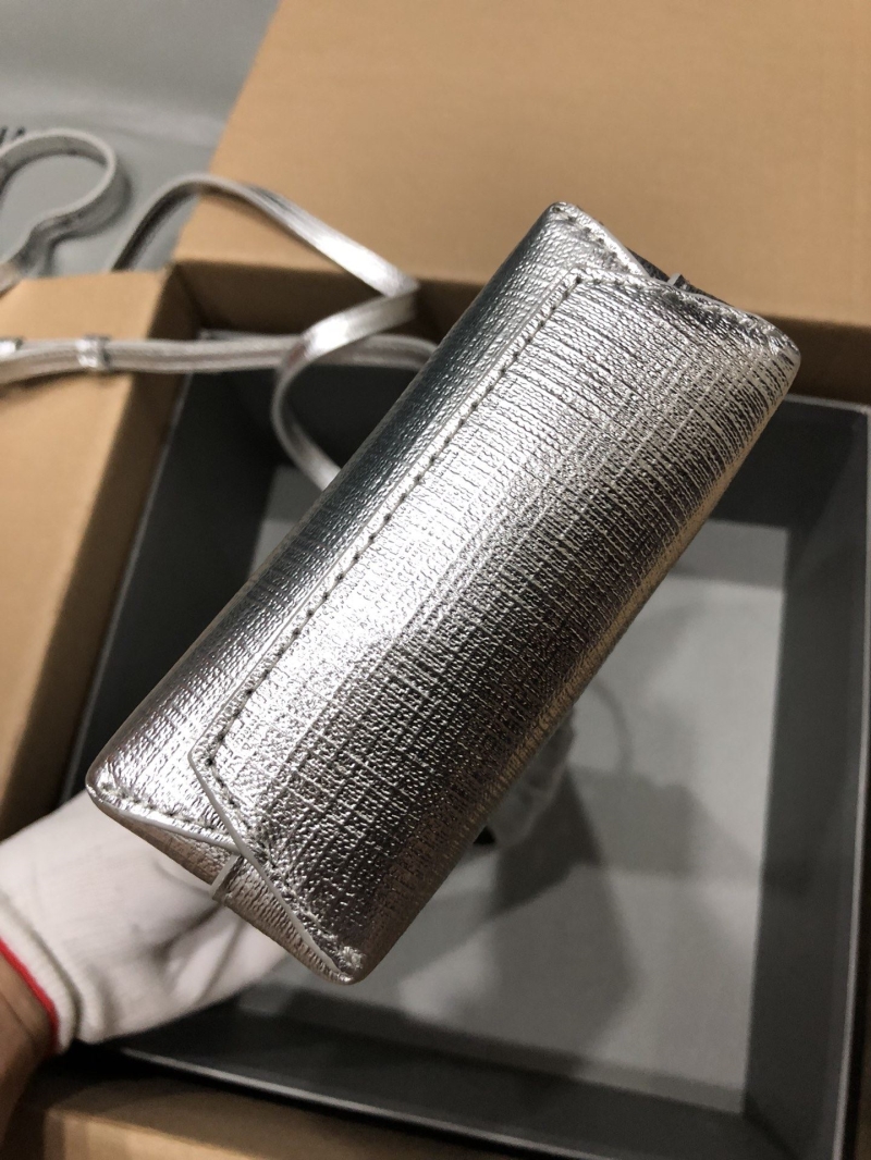 Ba1en*iaga shopping bags